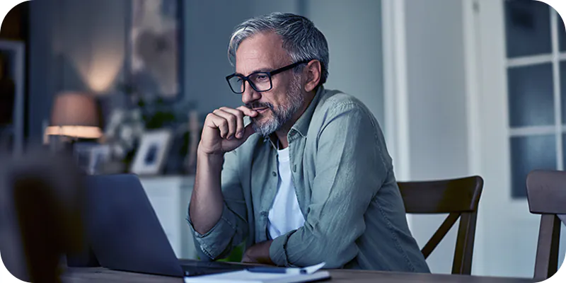 Homem analisando a tela de seu notebook, ilustrando uma consulta de precatório do TRF3