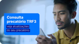 Homem consultando informações no celular, representando a consulta de precatório no TRF3