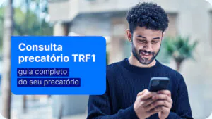 Homem sorridente ao usar seu celular, ilustrando como consultar precatório do TRF1