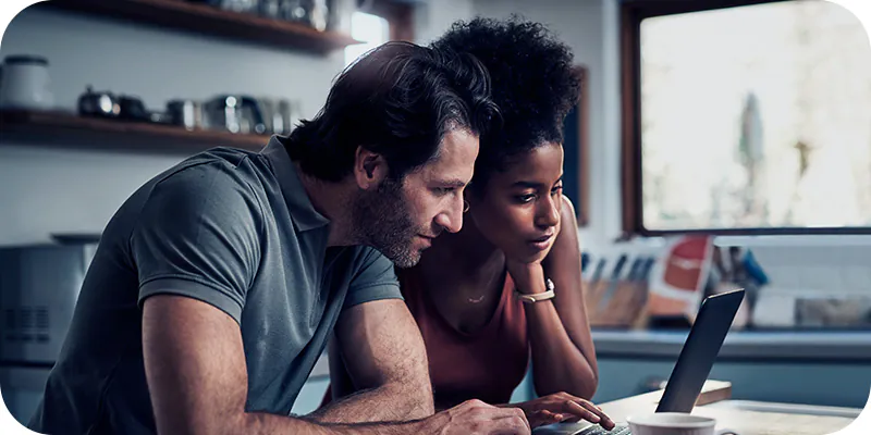 Casal analisando o valor do deságio de seu precatório