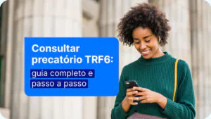 Mulher sorridente ao usar seu celular, ilustrando como consultar precatório do TRF6