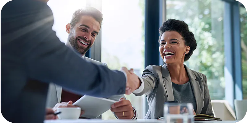 Pessoas reunidas fechando um contrato de cessão de crédito