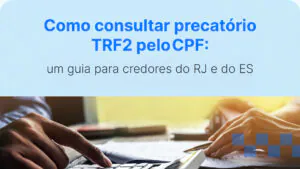 mesa com papeis, caneta e calculadora, ilustrando a consulta de precatório do TRF2