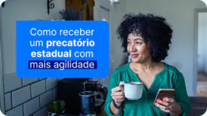 Mulher sorrindo pensativa e segurando telefone, ilustrando a negociação de seu precatório estadual com agilidade