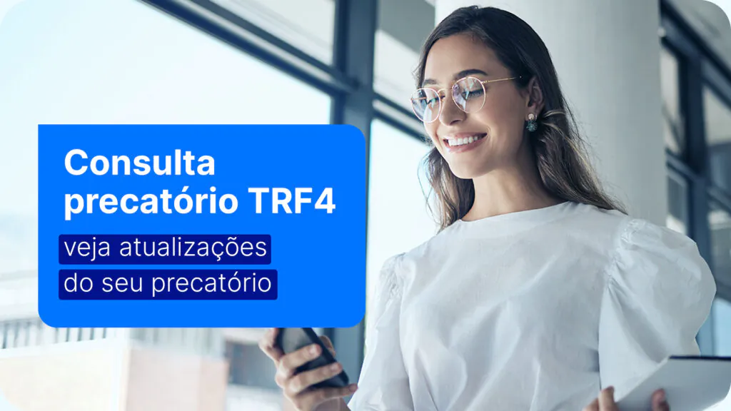 Mulher sorrindo usando o celular, ilustrando uma consulta a um precatório do TRF4