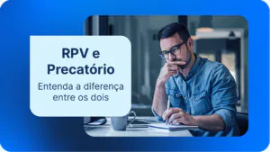 Homem pensativo analisando anotações, ilustrando o estudo da diferença entre RPV e precatório