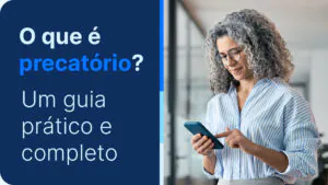 Mulher sorrindo usando celular, ilustrando a pesquisa do que é precatório