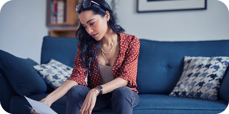 Mulher analisando documentos ilustrando a verificação de documentos necessários para se vender precatório