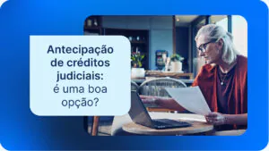 Mulher mais velha analisando documentos e usando notebook, ilustrando a Antecipação de créditos judiciais