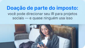 Mulher concentrada usando o celular, ilustrando a doação de parte do imposto