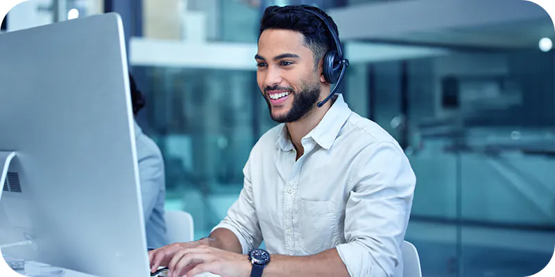 Homem com fones usando computador, ilustrando a venda de precatório