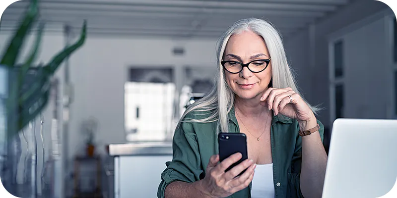 Mulher lendo informações no celular, ilustrando a consulta de um Precatório de Santo André