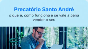 Homem pensativo analisando documentos, pensando sobre seu Precatório de Santo André