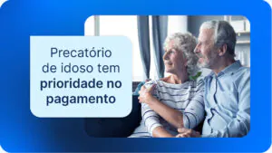 Casal de idosos sorrindo olhando para a vista, ilustrando o tema precatório de idoso