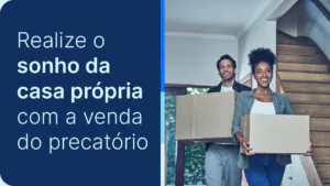 Casal sorridente adentrando casa segurando caixas, simbolizando a compra da casa própria com a venda do precatório