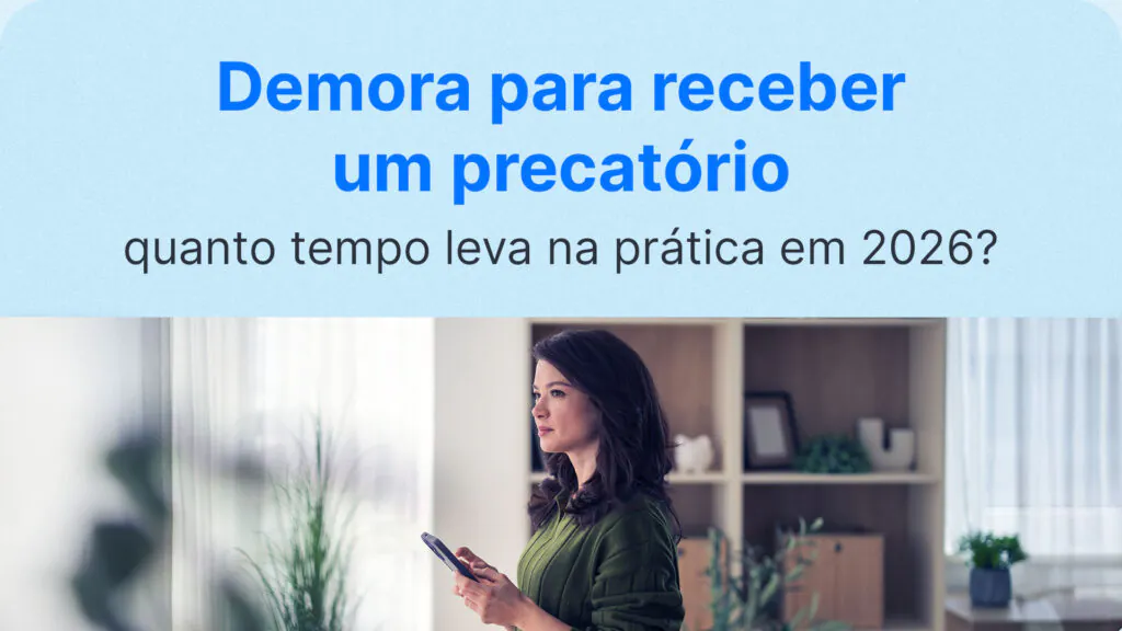 Mulher pensativa segurando o celular, ilustrando a demora para receber um precatório