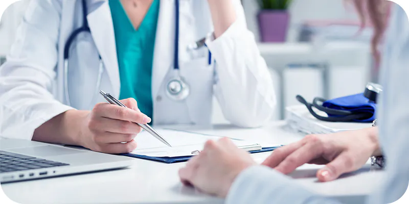 Análise de documentos em consultório medico, ilustrando se INSS paga o tempo de espera pela perícia