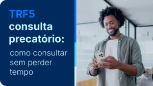Homem usando seu celular, ilustrando a TRF5 consulta precatório