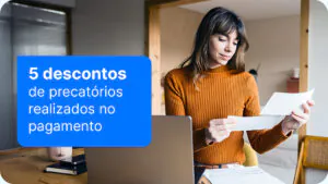 Mulher analisando papeis e verificando descontos de precatórios realizados em seu pagamento