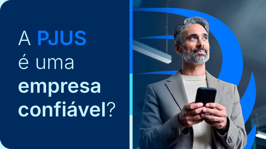Homem ao telefone com logo da pjus ao fundo, se perguntando "A PJUS é uma empresa confiável?"