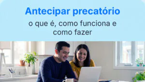 Casal sorrindo pesquisando no notebook sobre antecipar precatório