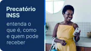Mulher aposentada pesquisando sobre precatório INSS no celular