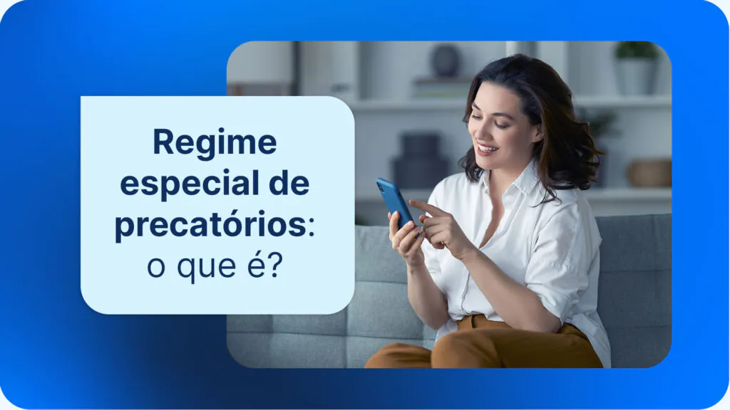 Mulher sorrindo usando o celular para pesquisar sobre o Regime Especial de Precatórios no site da PJUS